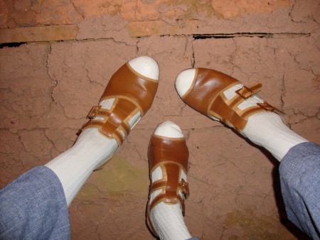 Debaixo do barro do chão!